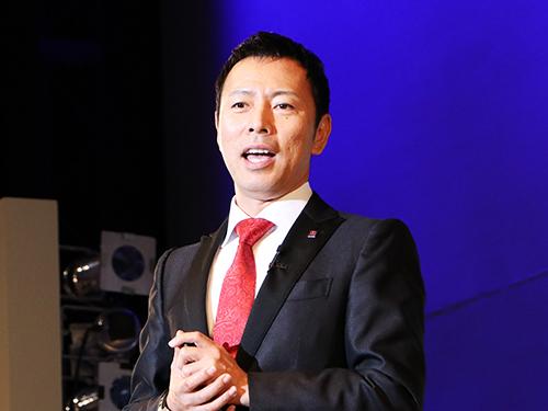 あいさつする藤原誠社長